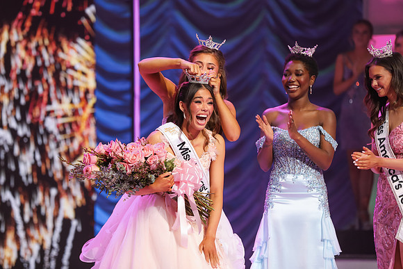 1652teencrowning25